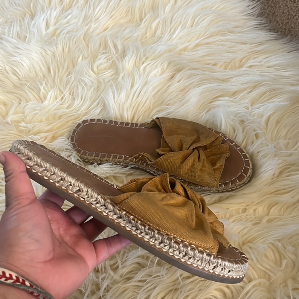 Universal Thread Sandals - image 2